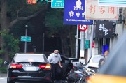 开封台当局这个单位的公车，给了狗了