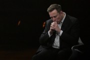 开封特斯拉股价收涨超3%：特朗普无意沟通，马斯克父亲劝儿子低头