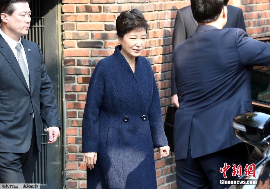 当地时间3月21日，韩国检察厅特别调查本部于21日上午9时30分传唤前总统朴槿惠，对她受贿、滥用职权等嫌(🎁)疑进行调查，朴槿惠将成为韩国宪政史上第四位被检方传讯的总统。图为朴槿惠在安保人员的保护下离开居住地(🔌)。